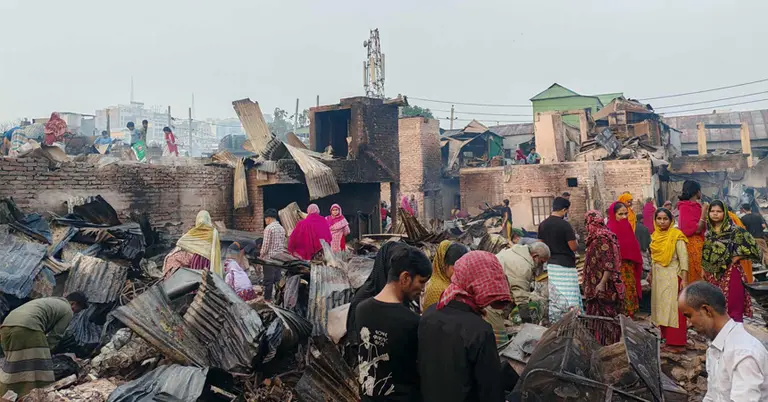 পুড়ে ধ্বংসস্তূপে পরিণত হওয়া কড়াইল বস্তি